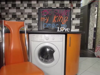 queen_squirt_orgasm  hot webcam strumpet fingering herself