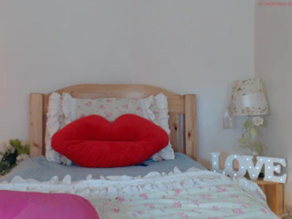 juicy_krissy  Rubs Pussycat to Orgasm