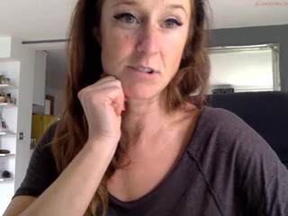 mslaratoff  Showed her shaved pussy