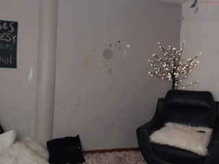 kimtylor  SHOW HER PUSSY